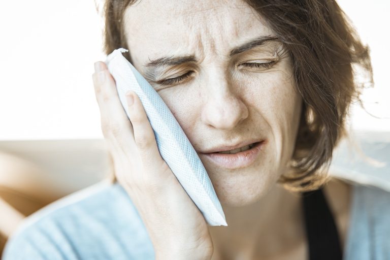 Implants dentaires et douleur