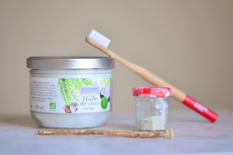 huile-de-coco-sur-les-dents