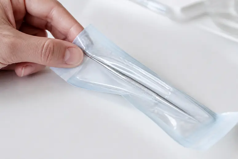 Instrument médical stérile, illustration de la précision dans la canthopexie avant-après.