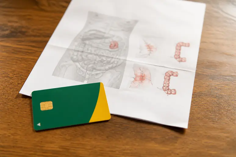 Prise en charge Sécurité Sociale pour photos-abdominoplastie-ratee : carte vitale et document médical.