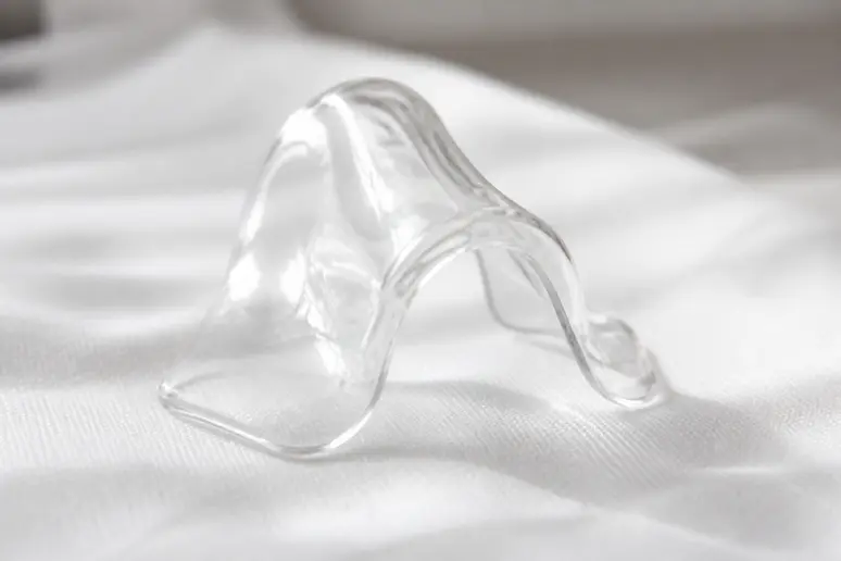 Attelle thermoformée pour plâtre-nez, légère et sur mesure, après une rhinoplastie.