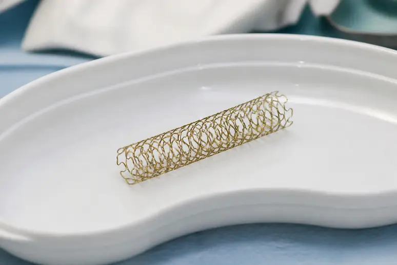Implant Earfold, un dispositif médical passé pour recoller les oreilles sans chirurgie.