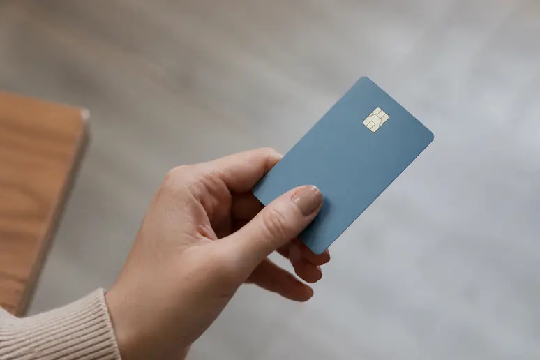 Coût du round-block-seins : une main tenant une carte bancaire, symbolisant la transaction médicale.