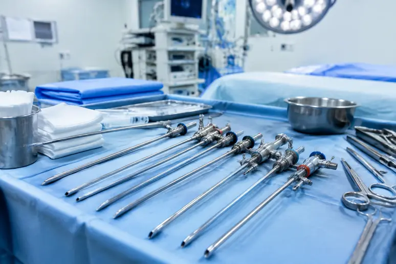 Instruments chirurgicaux stériles utilisés pour la lipoaspiration de la banane-sous-fessier-photo