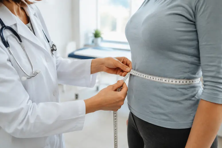 Examen de la morphologie du thorax lors d une consultation pour bonnet-c-poitrine-exemple