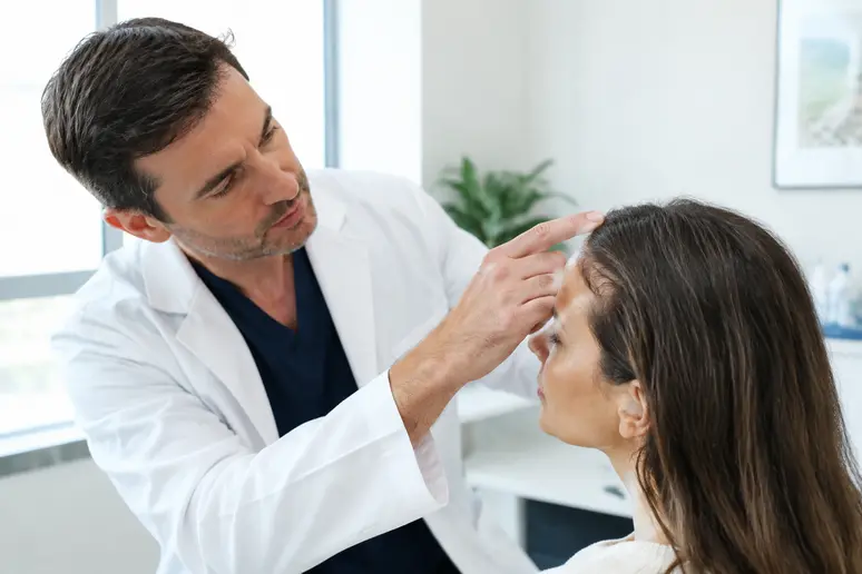 Suivi de la cicatrisation du cuir chevelu après une chirurgie du front