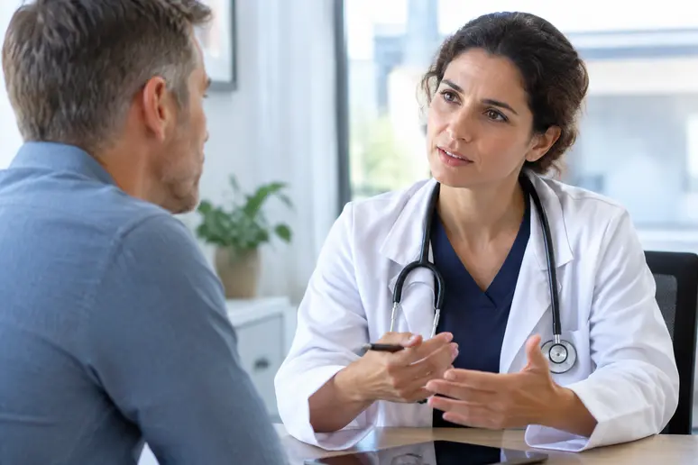 Patient en consultation médicale pour discuter des options d'une chirurgie esthétique