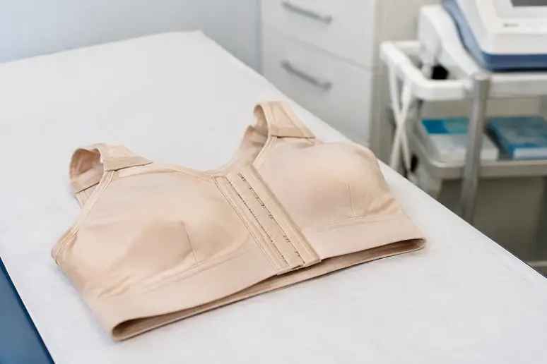 Soutien-gorge de contention médicale utilisé après une intervention sur prothèse mammaire