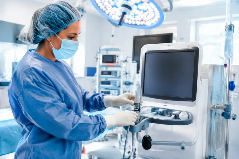 Équipement d'ultrasons pour vaser liposuccion préparé dans une salle d'intervention médicale stérile